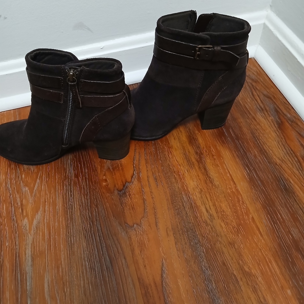 Clarks collection brown suede boots size 8